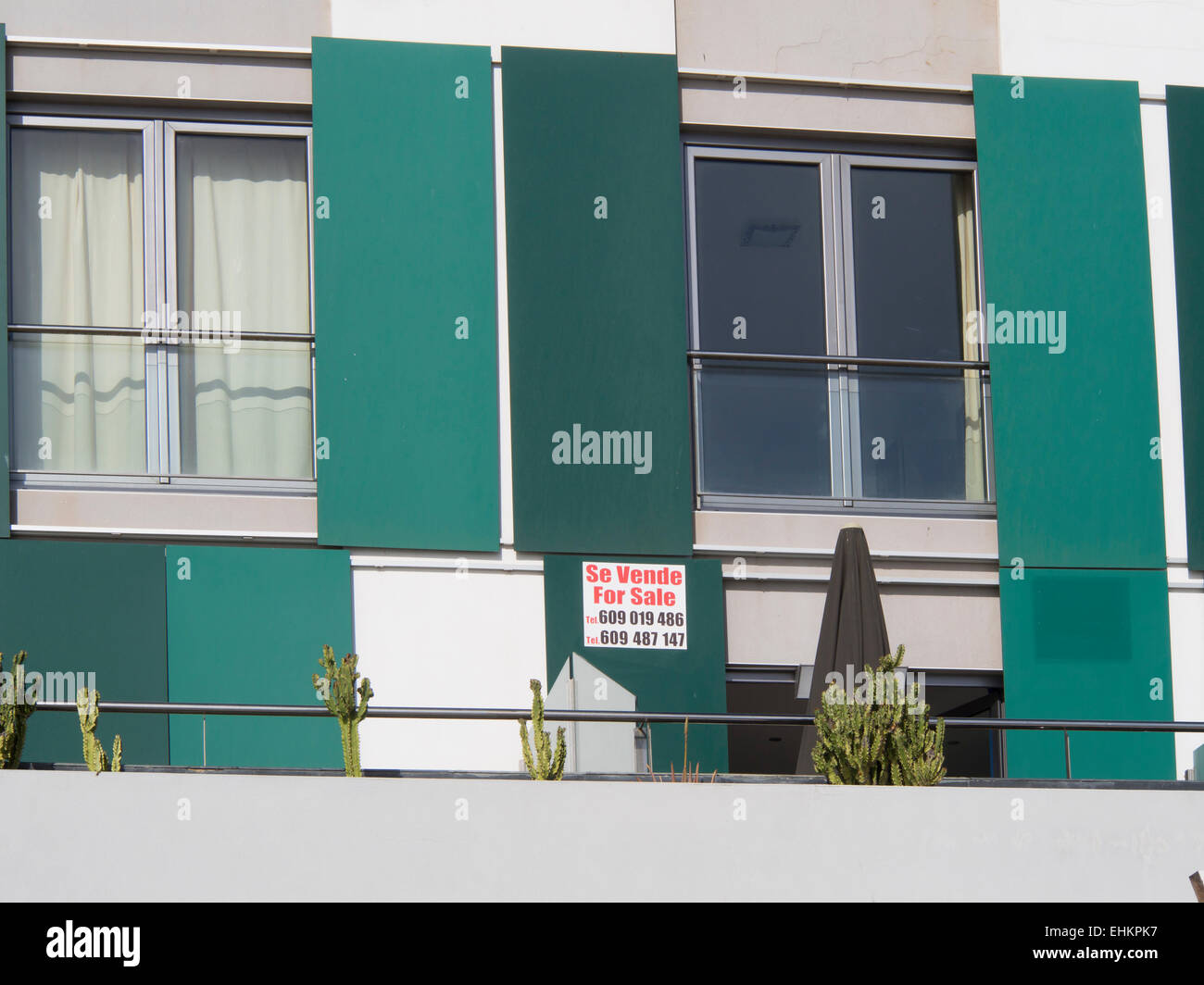 Zu verkaufen Ferienwohnung, zweisprachige unterzeichnen an Wand in Fuerteventura, Kanarische Inseln-Spanien Stockfoto