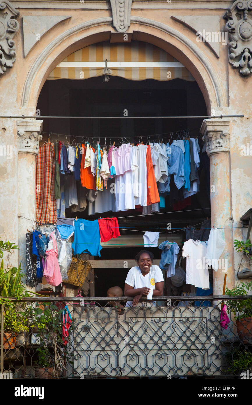 Eine Frau lachend auf ihrem Balkon, Havanna, Kuba Stockfoto