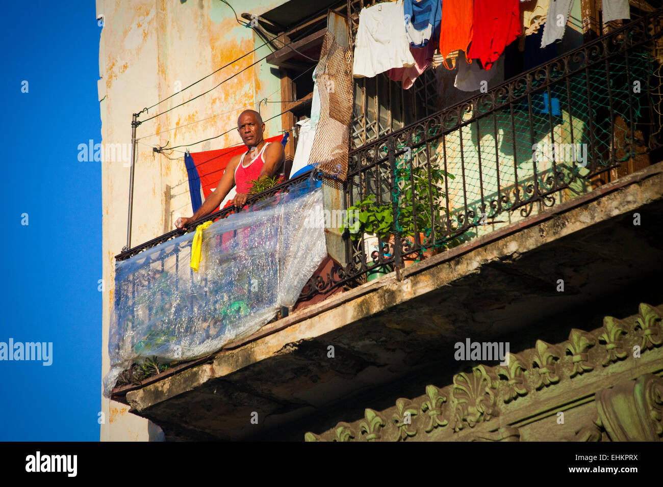 Ein Mann steht auf einem Balkon, Havanna, Kuba Stockfoto