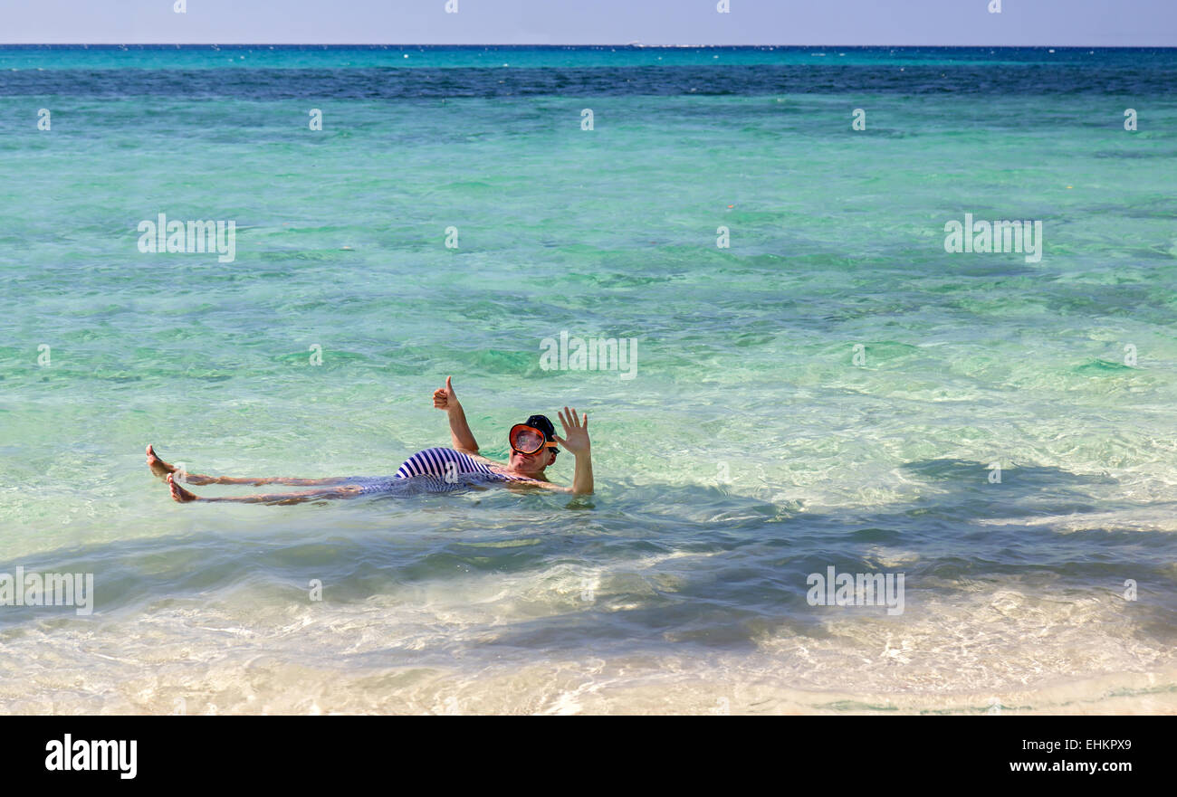 dicker Mann in einem Retro-Badeanzug-Rücken im Meer Stockfoto