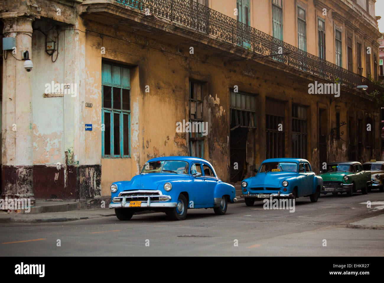 Bröckelnden Altbauten und Oldtimer, Havanna, Kuba Stockfoto