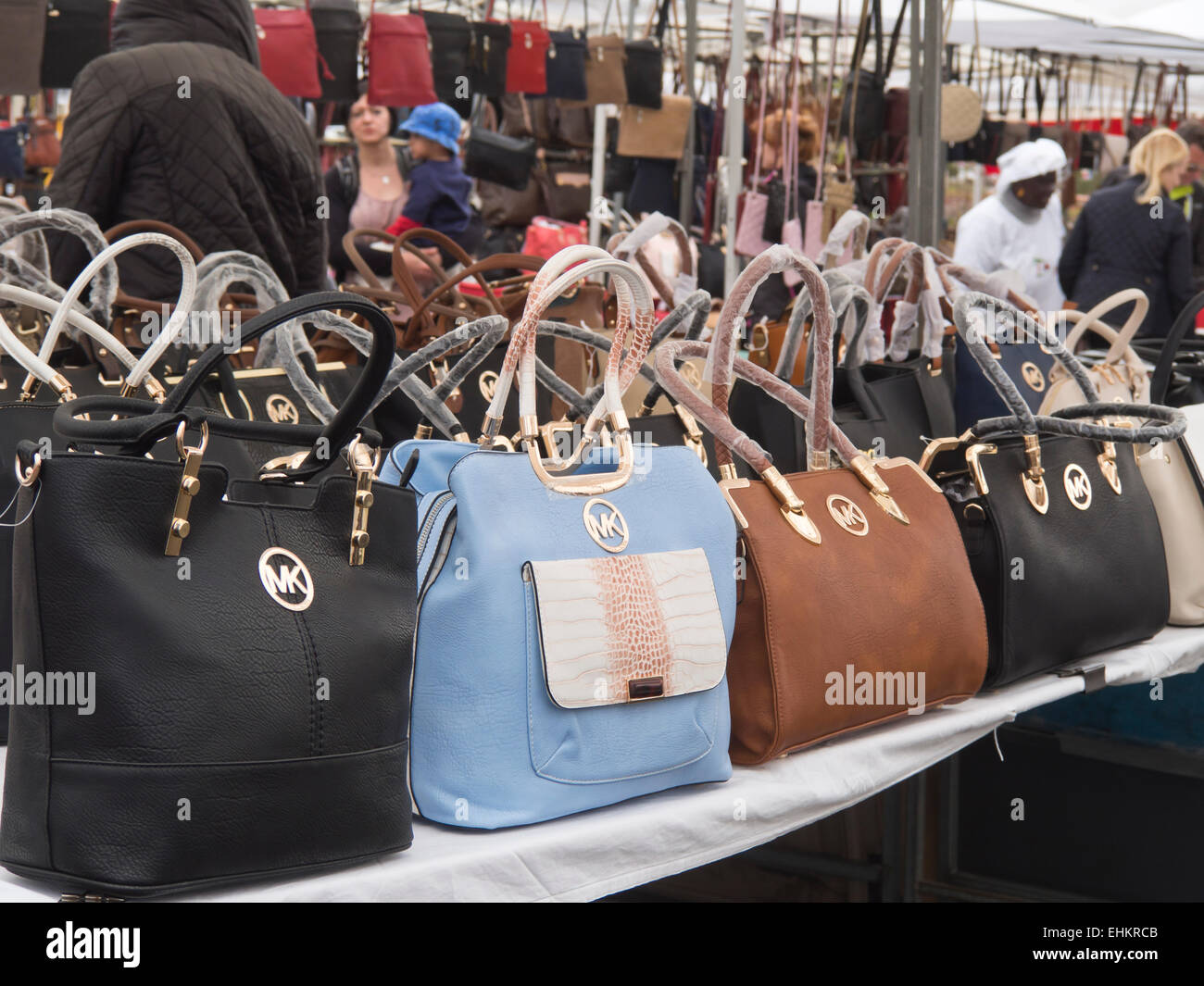 Große Auswahl an Handtaschen fake oder real? Freitagsmarkt in Corralejo Fuerteventura, Kanarische Inseln-Spanien Stockfoto