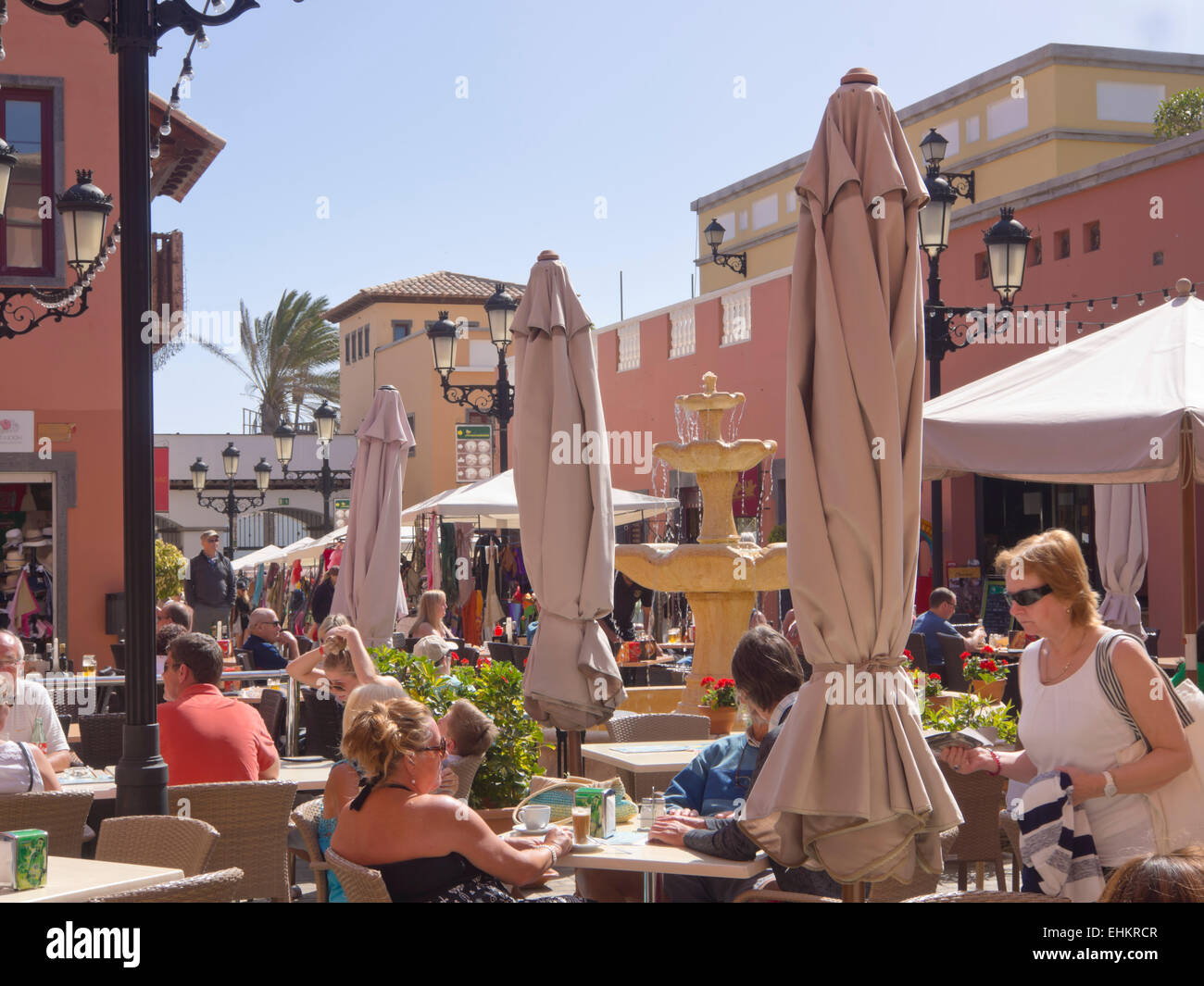 Samstagsmarkt in Corralejo auf Fuerteventura Kanaren Spanien, modernes Einkaufszentrum, Flohmarkt und Restaurants kombiniert Stockfoto