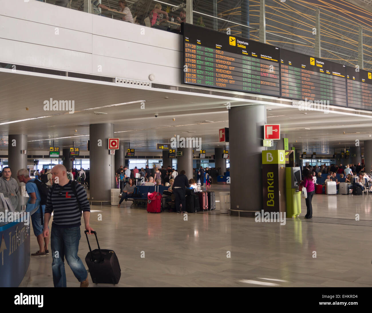 Der Flughafen von Fuerteventura, Kanarische Inseln-Spanien, Abflughalle mit Infotafel und Toren Stockfoto
