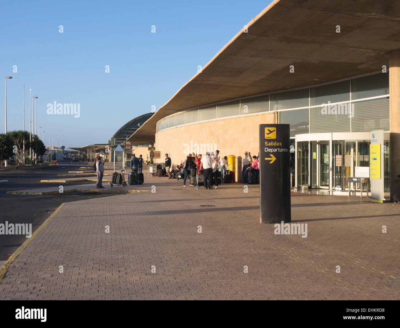 Fuerteventura Flughafen, Kanaren Spanien, Außenansicht der Reisegruppe warten auf Transport zum Zielort Stockfoto