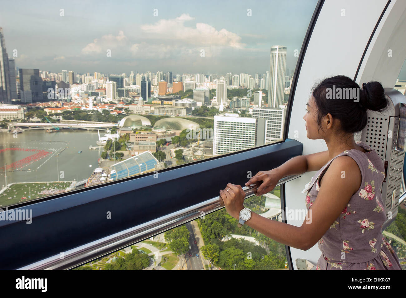 Frau schaut auf die Stadt aus der Kabine des Riesenrads Stockfoto