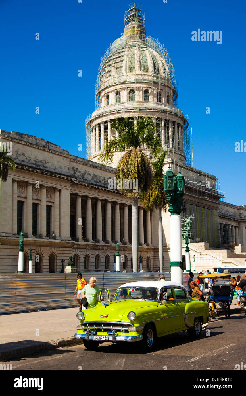 Oldtimer vor dem Capitol Gebäude, Havanna, Kuba Stockfoto