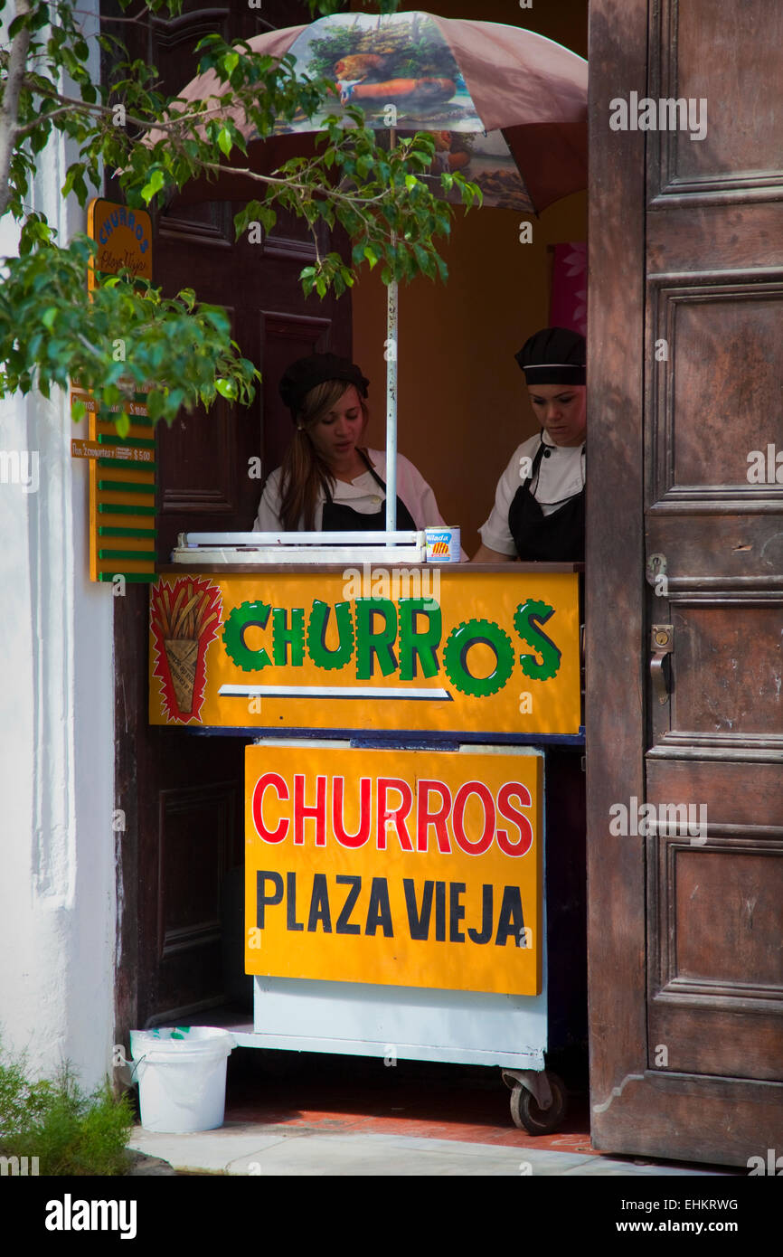 Straßenhändler verkaufen heiße Churros, Plaza Vieja, Havanna, Kuba Stockfoto