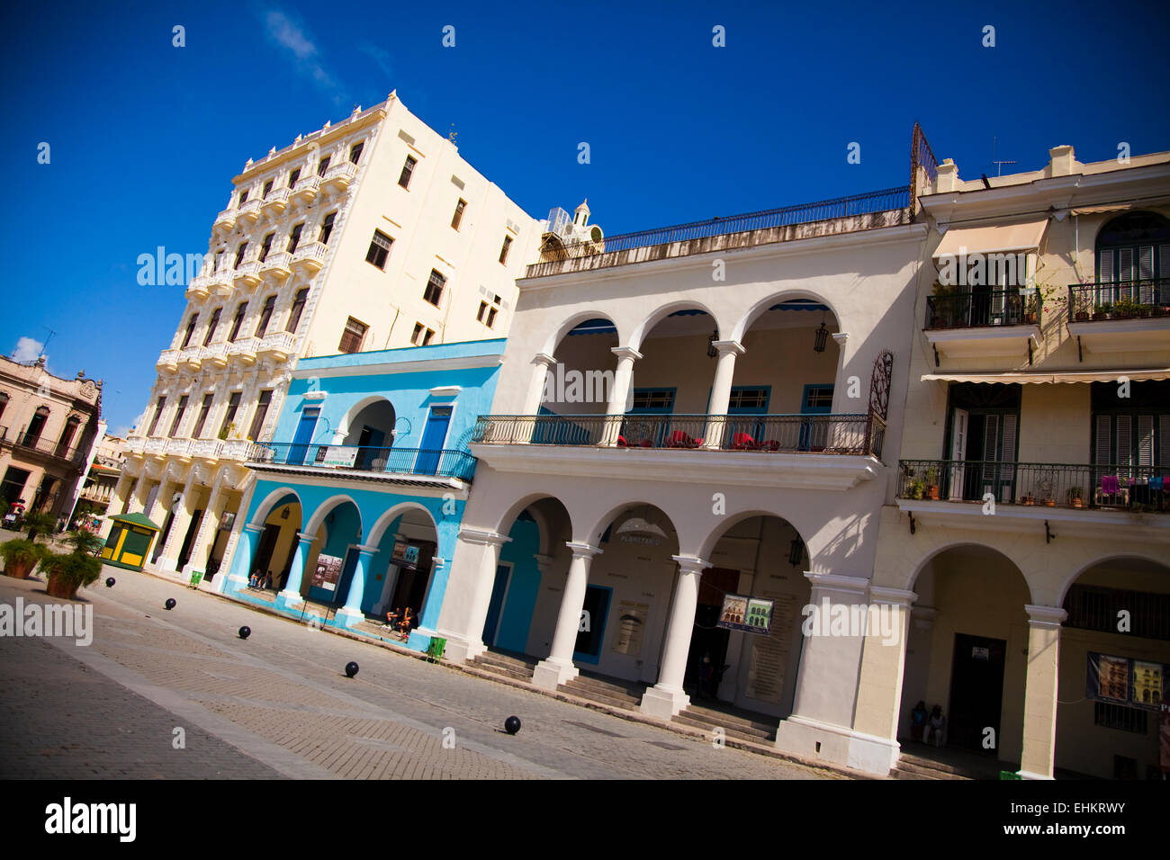 Farbenfrohen Gebäuden im Plaza Vieja, Havanna, Kuba Stockfoto