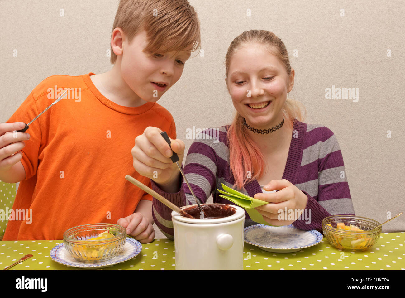 Kinder genießen Sie Schokoladen-fondue Stockfoto