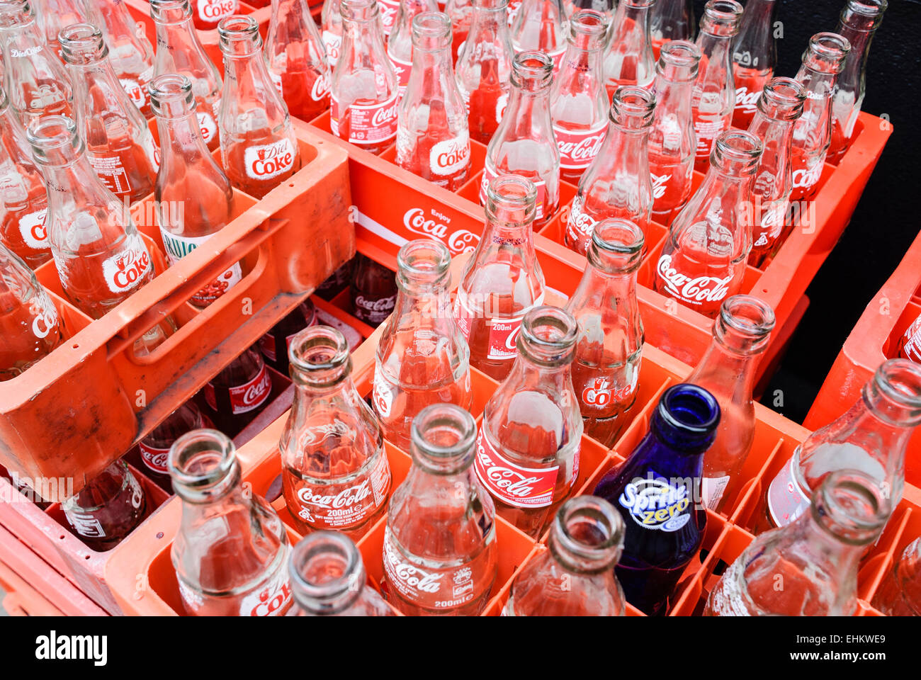 Kisten mit leere Coca-Cola-Flaschen Stockfotografie - Alamy