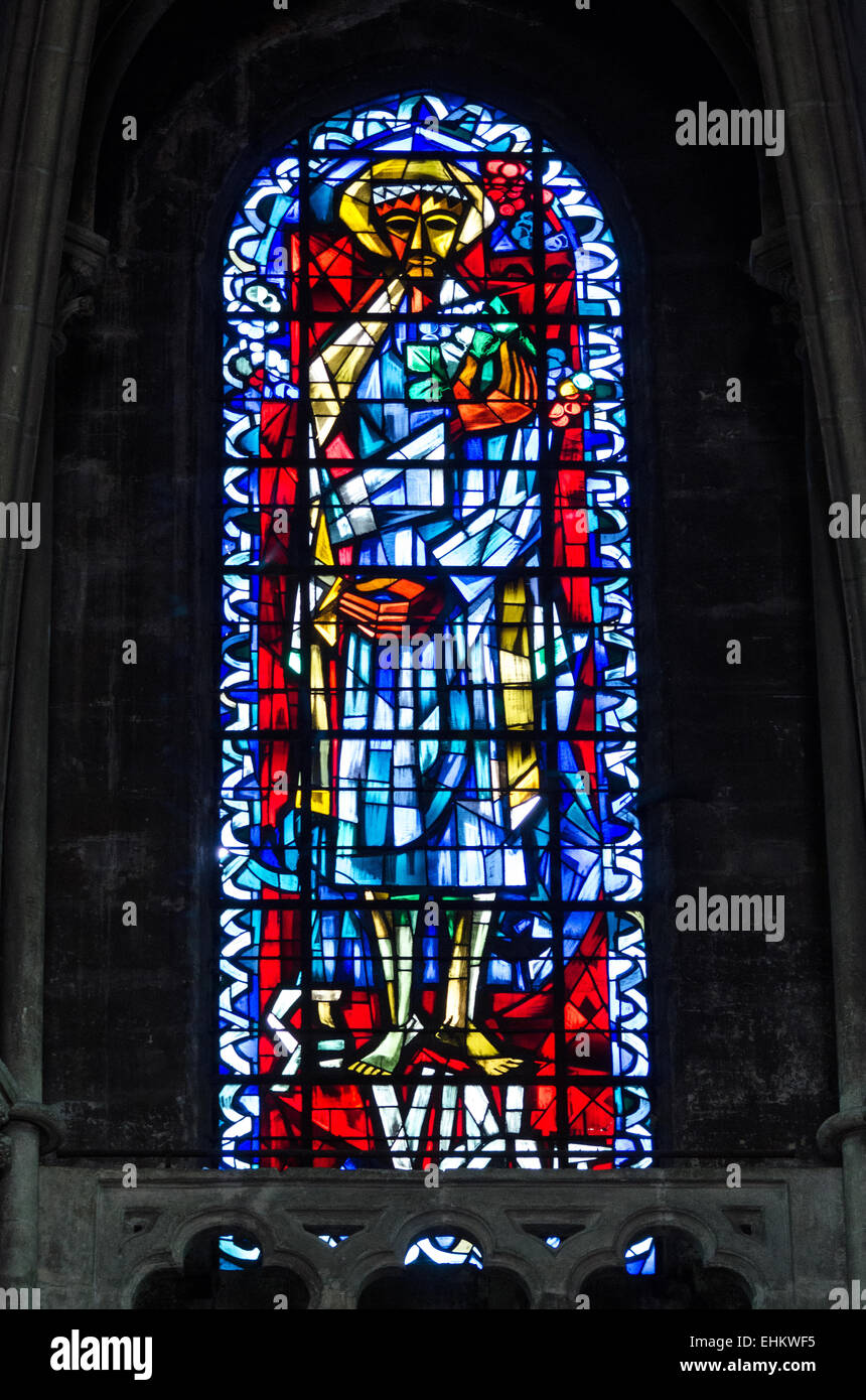 Zeitgenössische Glasmalerei aus der 1950er Jahre abbildenden Saint Vincent in die Cathédrale Saint-Vincent, Chalon-Sur-Saône, Frankreich. Stockfoto