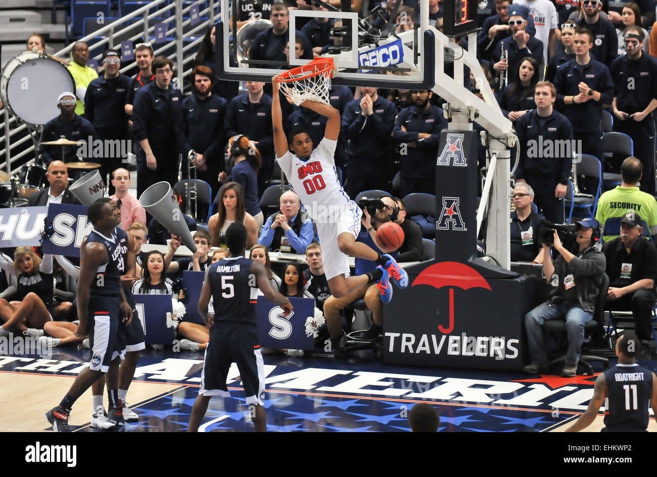 Hartford, Connecticut, USA. 15. März 2015. Ben Moore(00) der SMU in Aktion während der NCAA amerikanische Konferenz Turnier Meisterschaft Basketball-Spiel zwischen der SMU Mustangs und den Connecticut Huskies im XL Center in Hartford, CT. Credit: Cal Sport Media/Alamy Live News Stockfoto