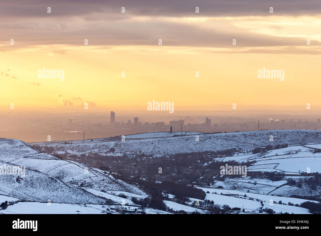 Die Manchester Skyline an einem Winternachmittag - Peak District entnommen. Stockfoto