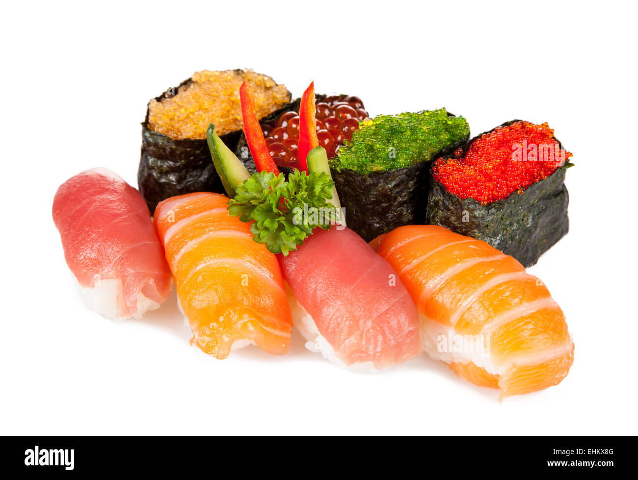 Verschiedene Arten von Sushi Essen serviert auf weißem Hintergrund Stockfoto