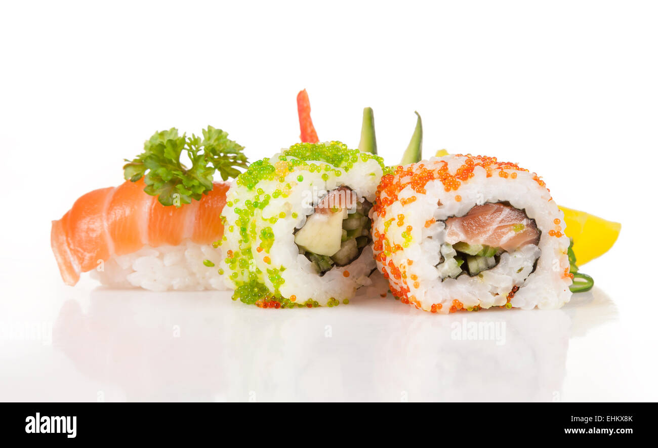 Verschiedene Arten von Sushi Essen serviert auf weißem Hintergrund Stockfoto