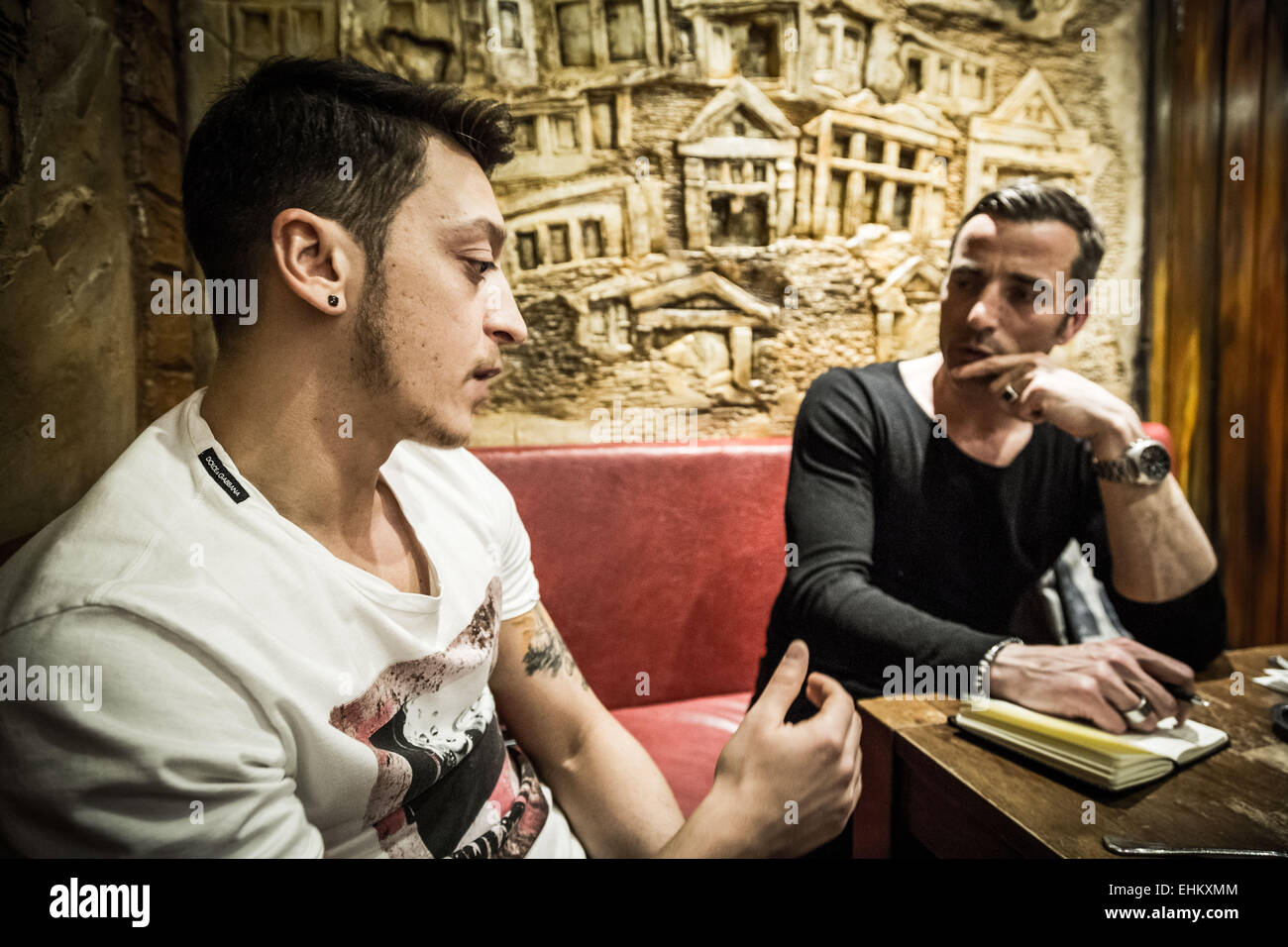 Mesut Özil (L) deutscher Fußballspieler und Arsenal Spieler gibt ein Interview in London, UK. Stockfoto