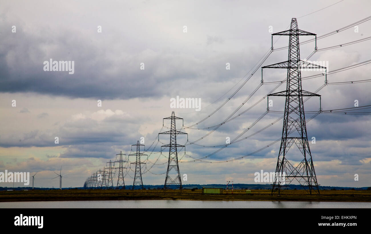 Strommasten bei Dungeness, UK an einem bewölkten Tag Stockfoto