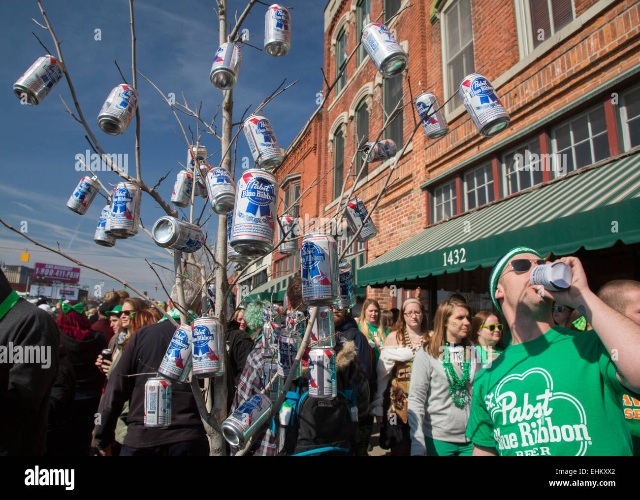 Detroit, Michigan, USA. 15. März 2015. Am Sonntag vor dem 17. März ist St. Patricks Day mit einer Parade durch die Corktown Nachbarschaft gefeiert. Für viele Jugendliche aus den Vororten ist es eine Entschuldigung für nonstop trinken. Leere Bierdosen hängen an einem Baum entlang der Paradestrecke. Bildnachweis: Jim West/Alamy Live-Nachrichten Stockfoto