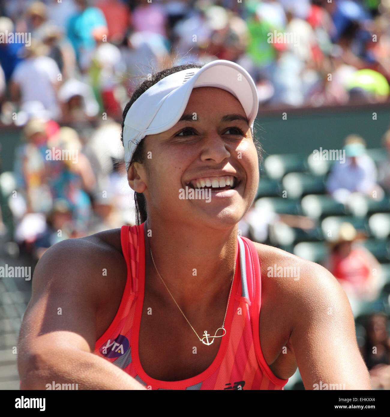 Indian Wells, Kalifornien 15. März 2015 Niederlagen britischer Tennisspieler Heather Watson Agnieszka Radwanska (Polen) in der 3. Runde der Herren-Einzel bei der BNP Paribas Open (Partitur 6-4 6-4). Heather hat Gänsehaut auf ihren Armen nach dem Sieg. Bildnachweis: Lisa Werner/Alamy Live-Nachrichten Stockfoto
