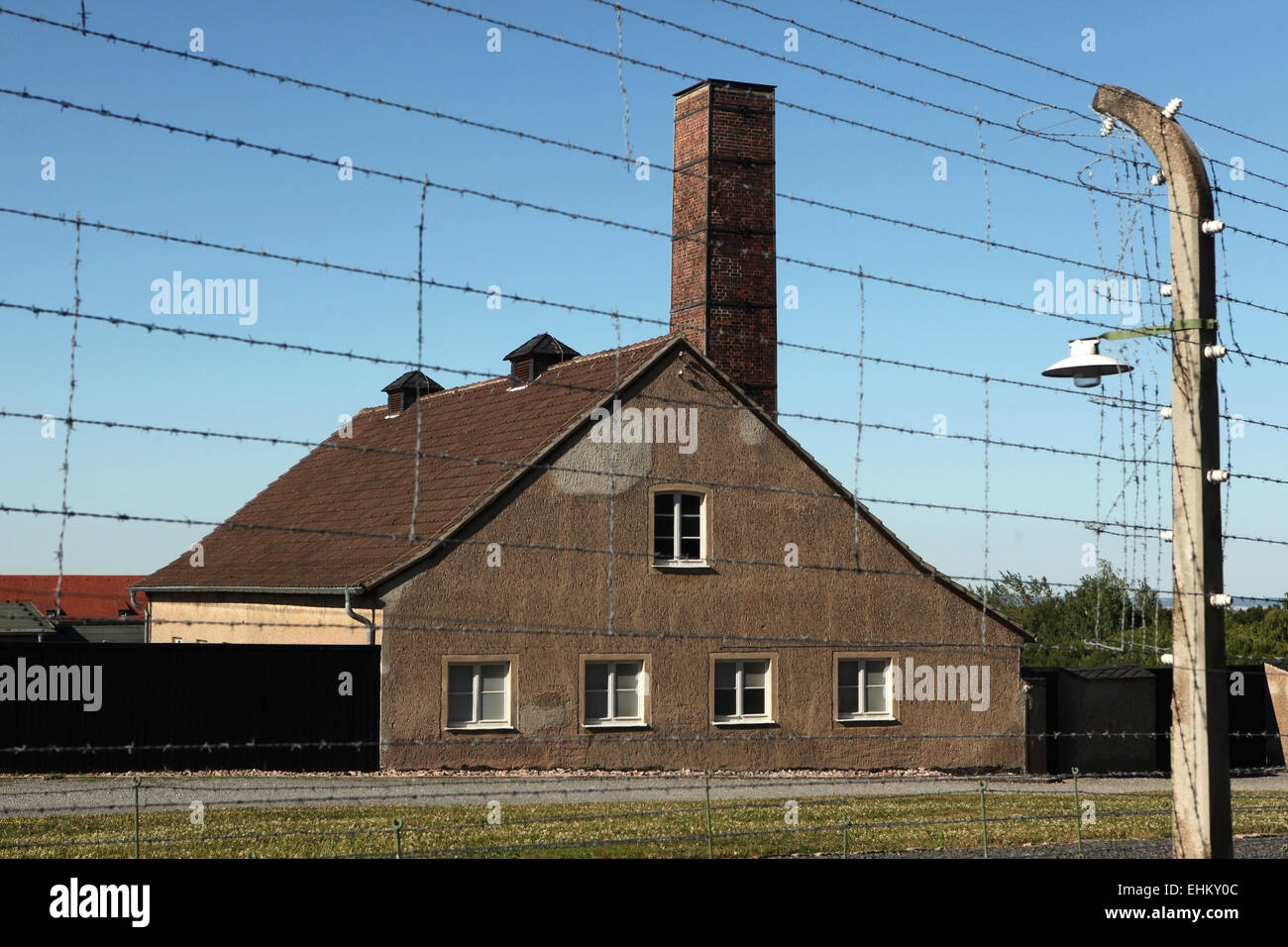 Krematorium und elektrifizierten Stacheldrähte im KZ Buchenwald in der Nähe von Weimar, Deutschland. Stockfoto