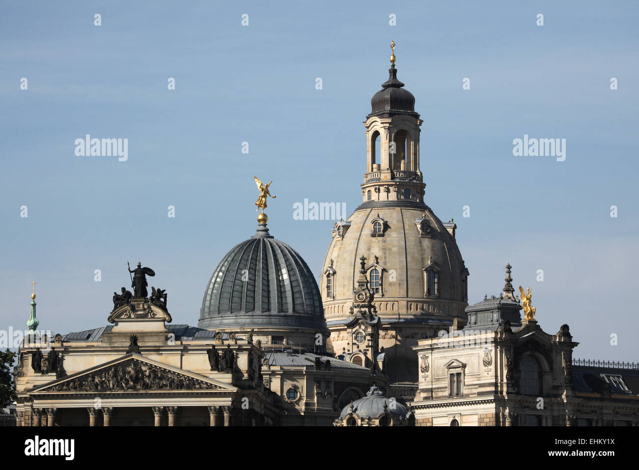 Kuppeln von Church of Our Lady (Frauenkirche) und der Akademie der bildenden Künste in Dresden, Sachsen, Deutschland. Stockfoto