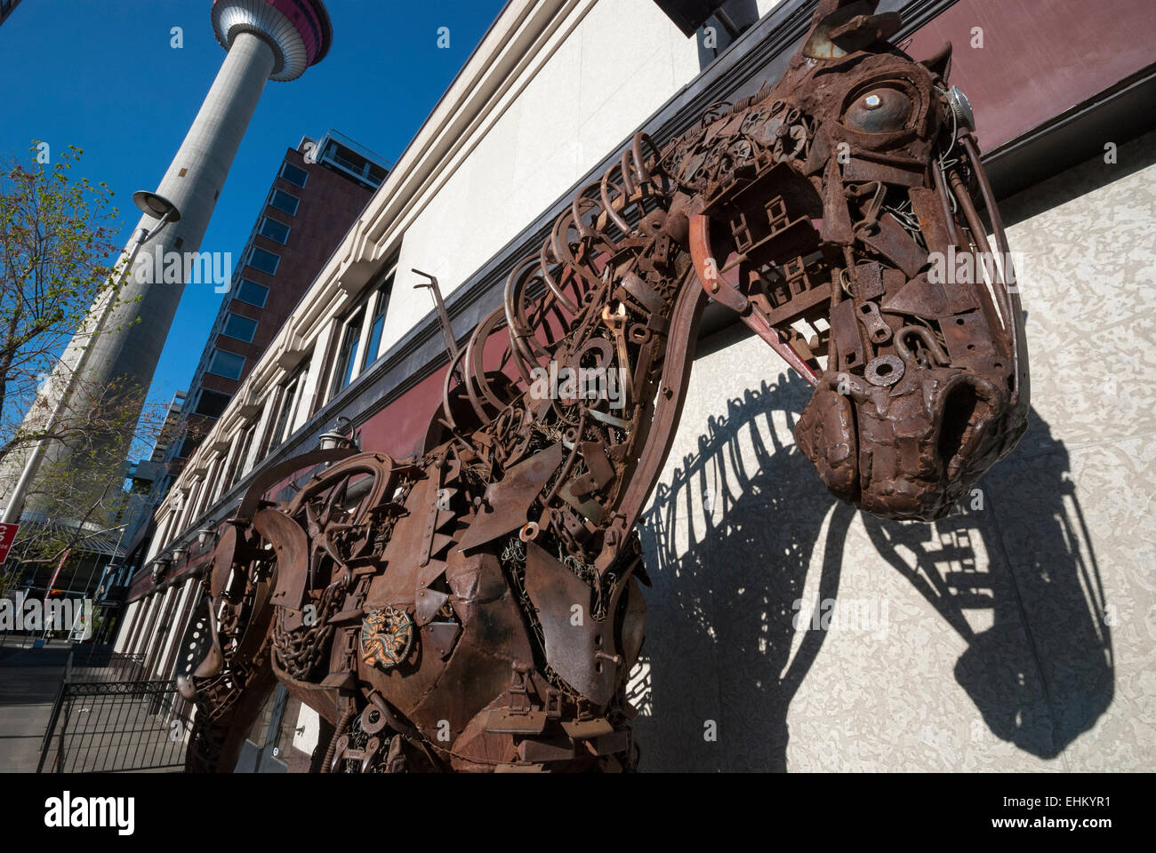 Eine Arbeit Pferdeskulptur komplett aus alten Bauernhof Maschinenteile in der Nähe der Fußgängerzone von Stephen Avenue in der Innenstadt von Calgary Stockfoto