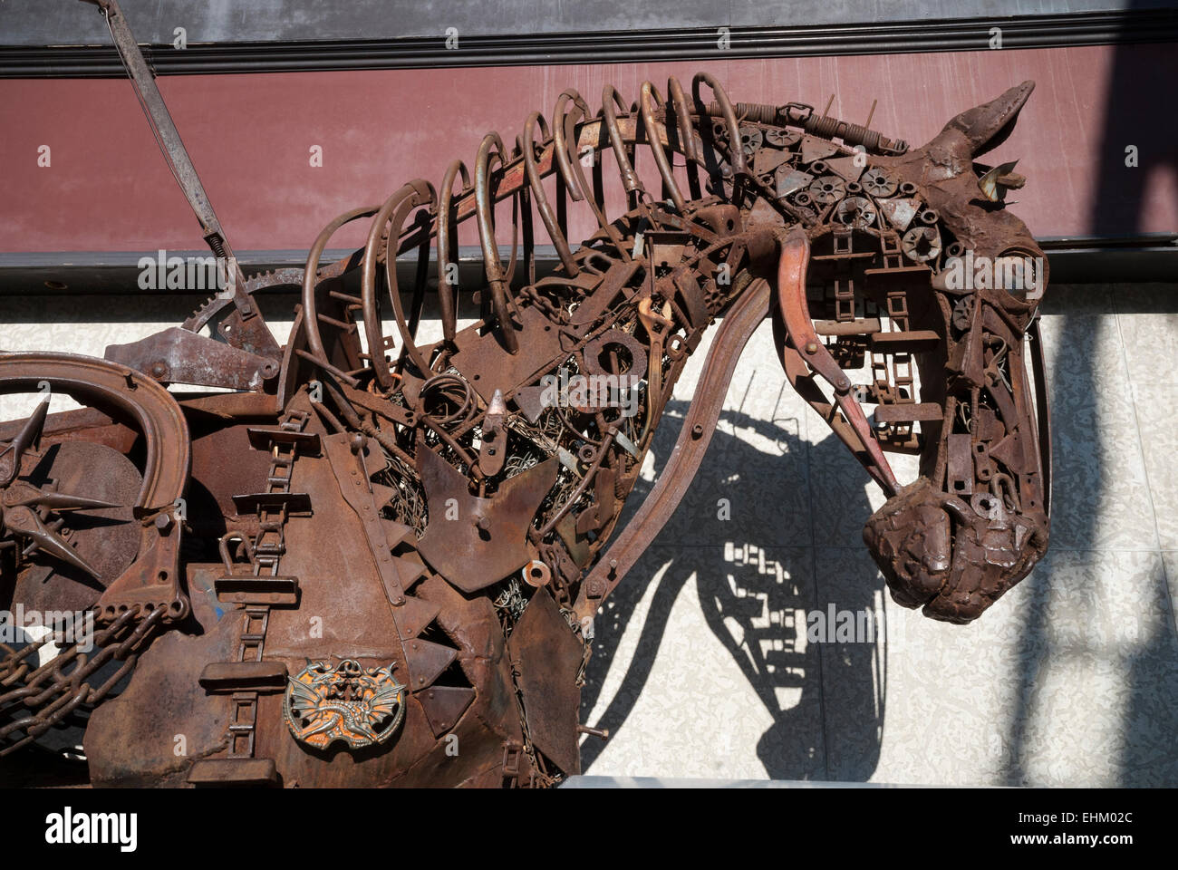 Eine Arbeit Pferdeskulptur komplett aus alten Bauernhof Maschinenteile in der Nähe der Fußgängerzone von Stephen Avenue in der Innenstadt von Calgary Stockfoto