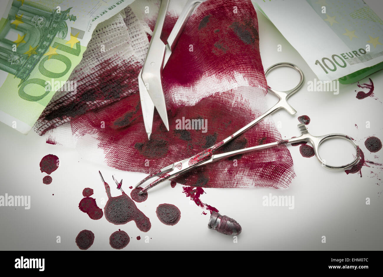 Chirurgische Zusammensetzung mit Kugeln, Blut, Bandage und Geld Stockfoto
