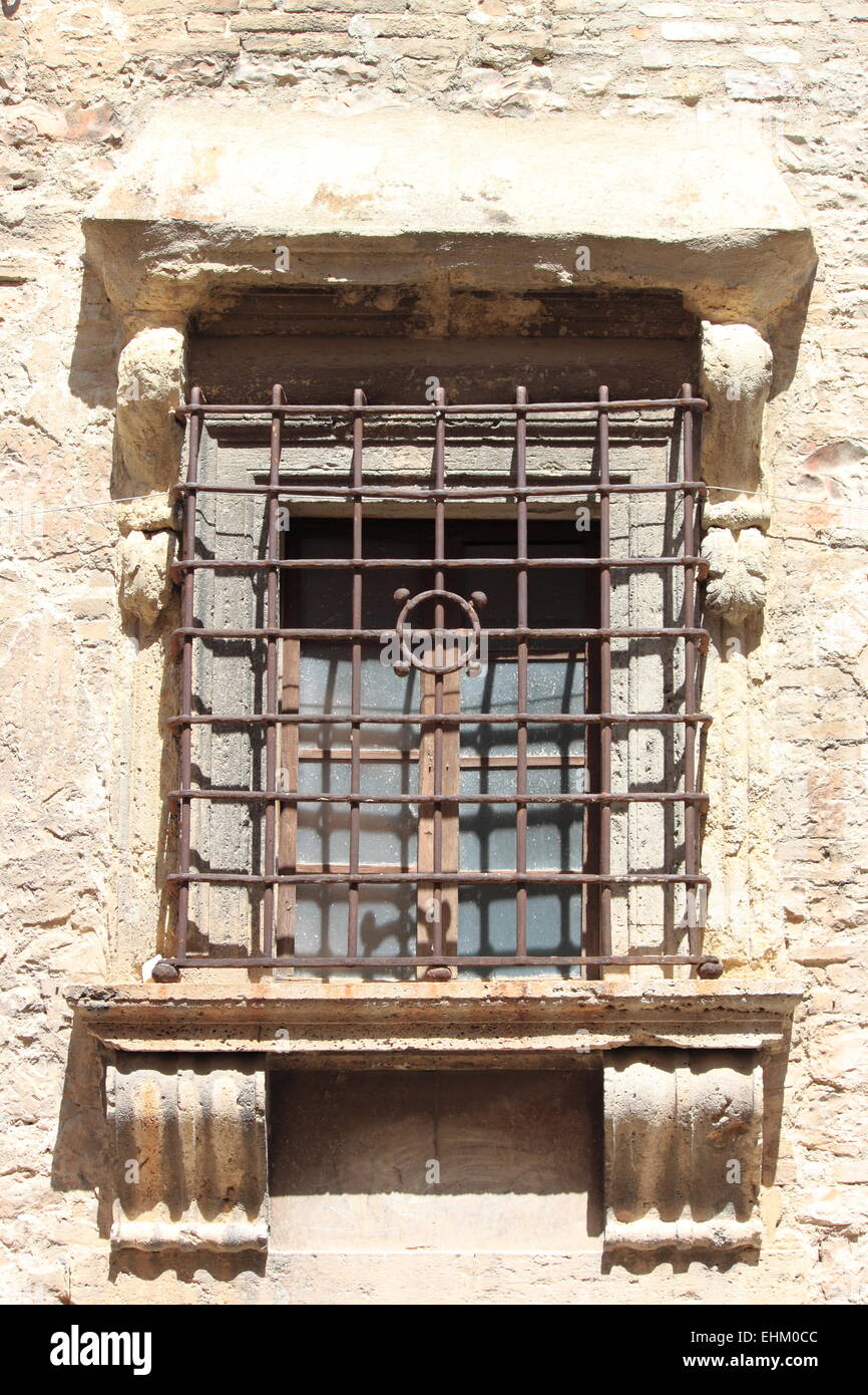 Alten mittelalterlichen Fenster mit Metall-Gitter Stockfoto