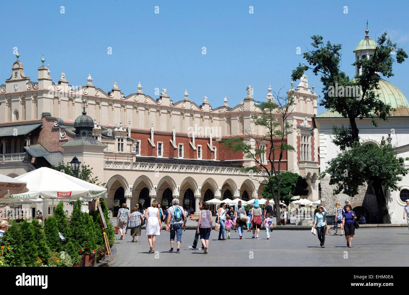 Main Square von Krakau in Polen mit den Tuchhallen. Stockfoto
