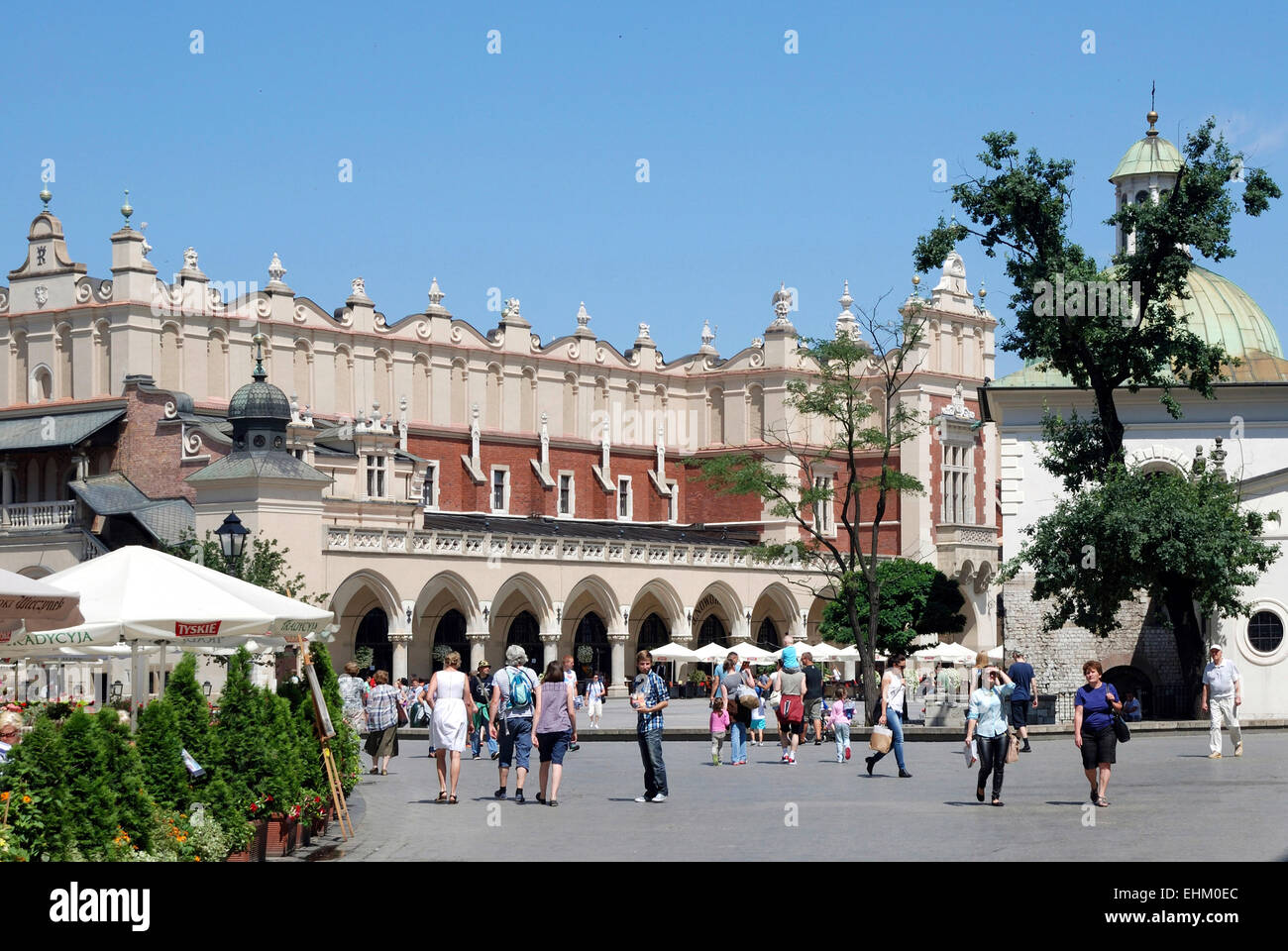 Main Square von Krakau in Polen mit den Tuchhallen. Stockfoto