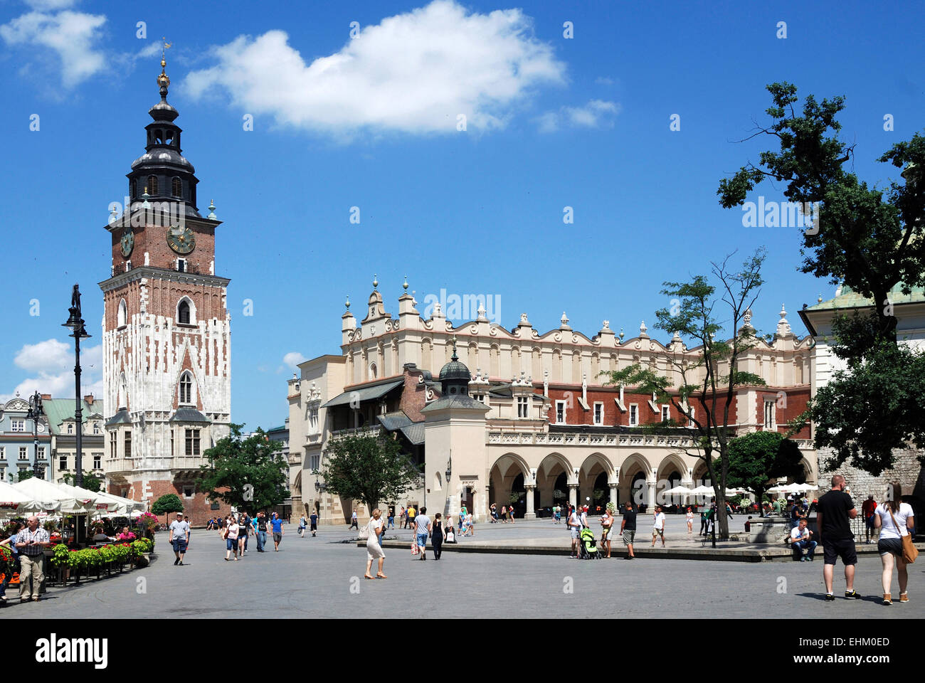 Wichtigsten Platz von Krakau in Polen mit Rathausturm und Tuchhallen. Stockfoto