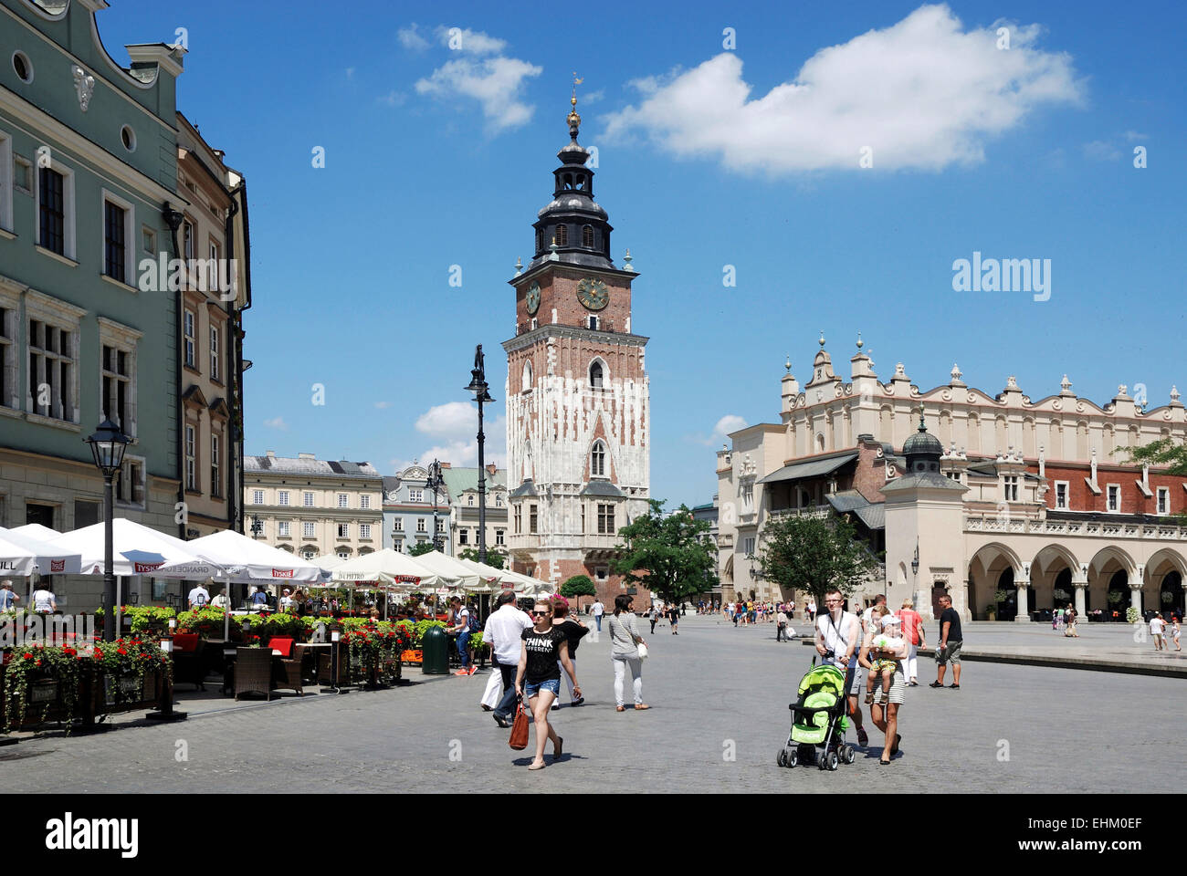 Wichtigsten Platz von Krakau in Polen mit Rathausturm und Tuchhallen. Stockfoto