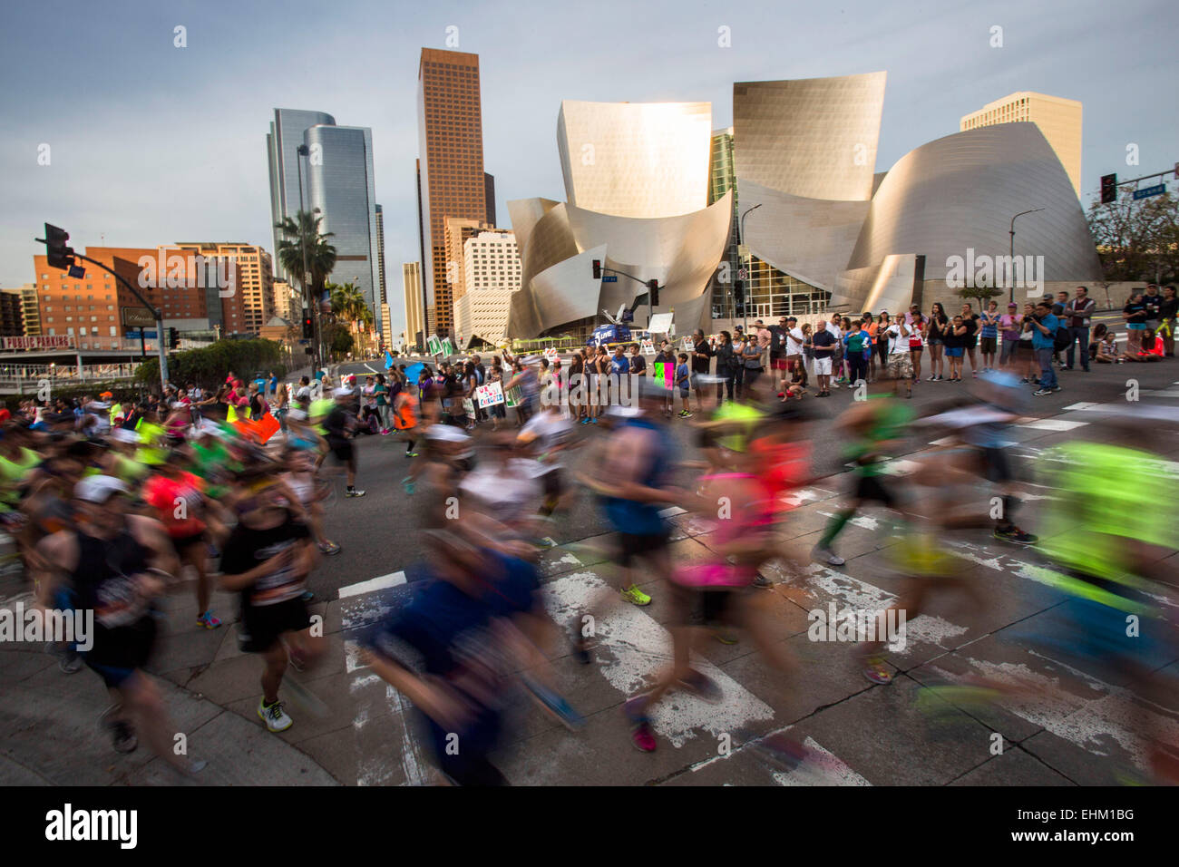 Los Angeles, USA. 15. März 2015. Läufer vorbeiziehen Disney Concert Hall während des 30. Asics-LA-Marathons in Los Angeles, Kalifornien, USA, 15. März 2015. Ca. 26.000 Läufer aus allen 50 Bundesstaaten und 55 Ländern nahmen an der 26,2 Meilen-Veranstaltung, die begann im Los Angeles Dodger Stadium und ging durch Los Angeles, West Hollywood und Beverly Hills und Santa Monica endete. © Zhao Hanrong/Xinhua/Alamy Live-Nachrichten Stockfoto