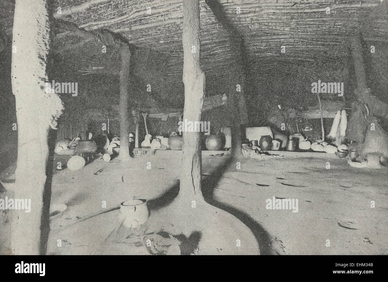 Innere des Native Hütte in Südafrika - Großformat mit einigen Skins und Kriegswaffen, ca. 1898 Stockfoto