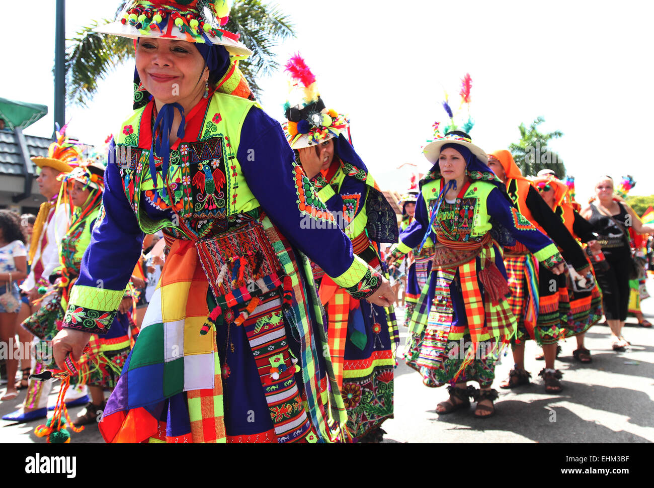 Miami, Florida, USA. 15. März 2015. Kulturellen Künstler aus Bolivien zeigen traditionelle Tänze auf dem jährlichen Calle Ocho Street Festival im Stadtteil Little Havana in Miami, Florida am Sonntag, 15. März 2015. Bildnachweis: SEAN DRAKES/Alamy Live-Nachrichten Stockfoto