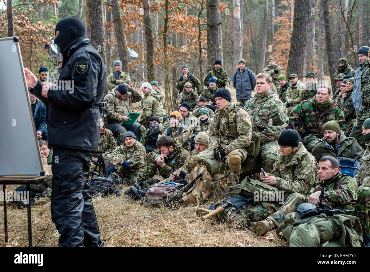 Kiew, Ukraine. 15. März 2015. Freiwillige und Reserve-Soldaten lernen Grundlagen des militärischen Nachrichtendienstes im Trainingscenter "Patriot", Kiew, Ukraine. 15 März 2015. Bildnachweis: Oleksandr Rupeta/Alamy Live-Nachrichten Stockfoto