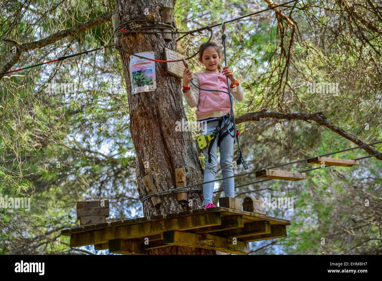 Ein kleines Mädchen, die am Ende eines Kurses im Erlebnispark Stockfoto