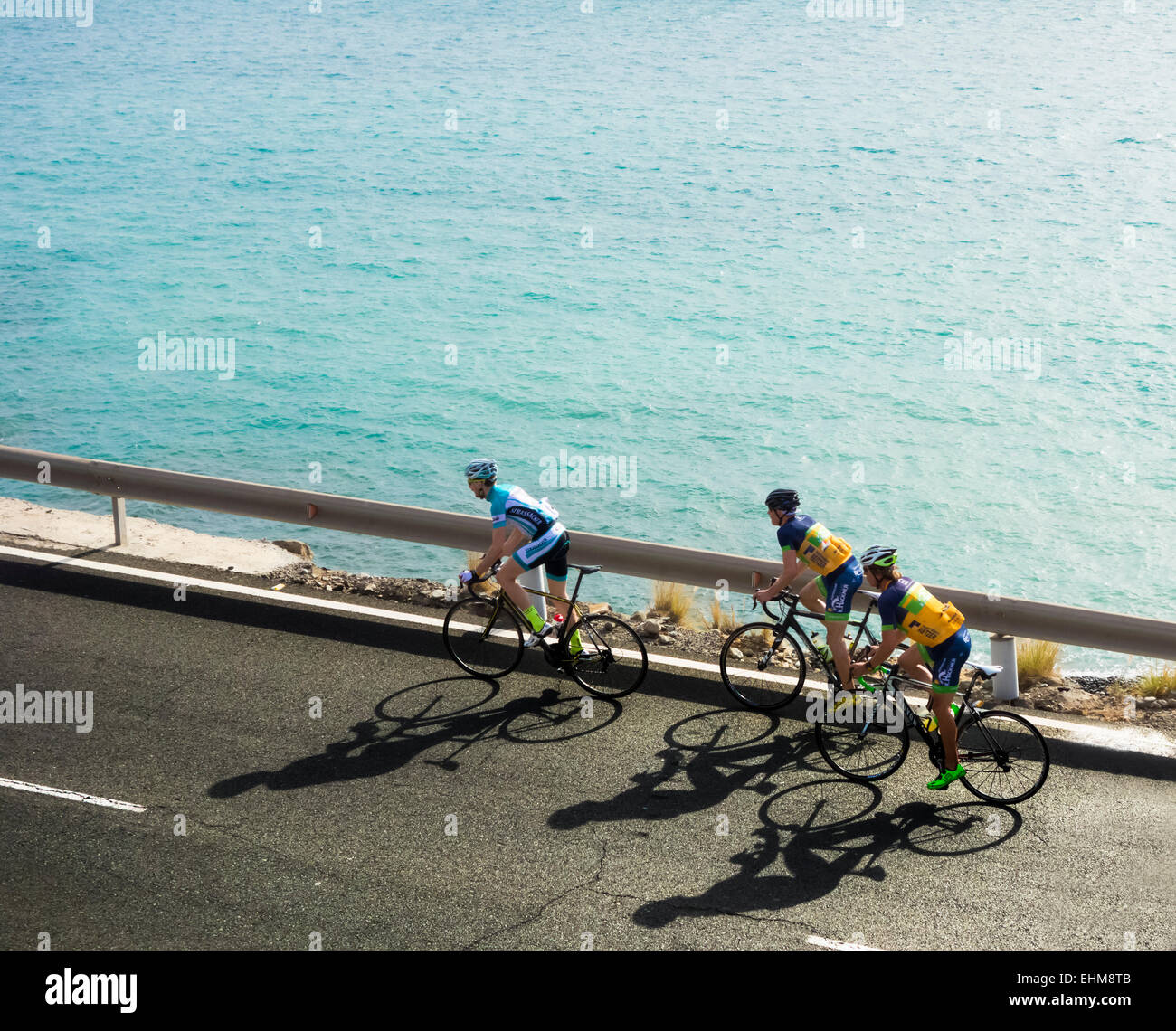 Gruppe von Radfahrern auf der Küstenstraße in der Nähe von Maspalomas auf Gran Canaria, Kanarische Inseln, Spanien Stockfoto
