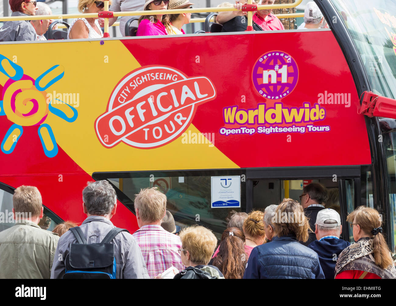 Touristen Schlange für City Sightseeing Bus Tour Stockfoto
