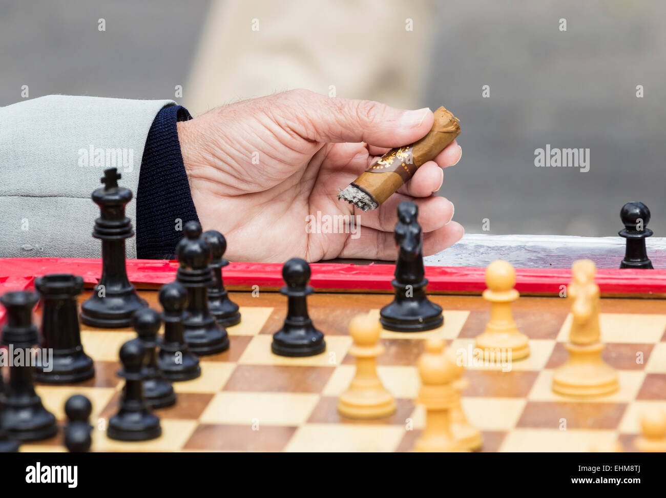 Männer spielen Schach im Parque Santa Catalina, Las Palmas, Gran Canaria, Kanarische Inseln, Spanien Stockfoto