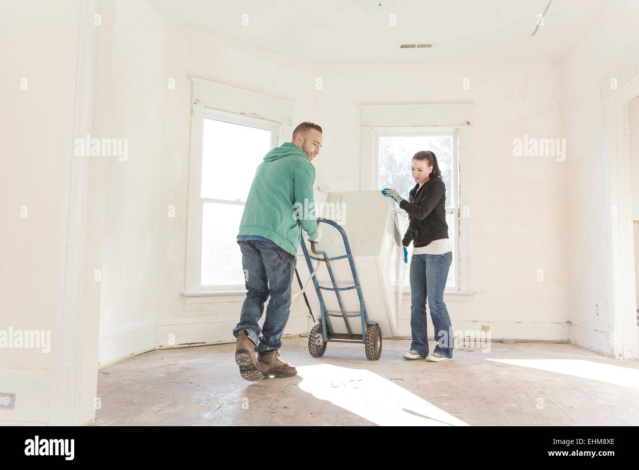 Gemischte Rassen paar Umzug in neues Zuhause Stockfoto