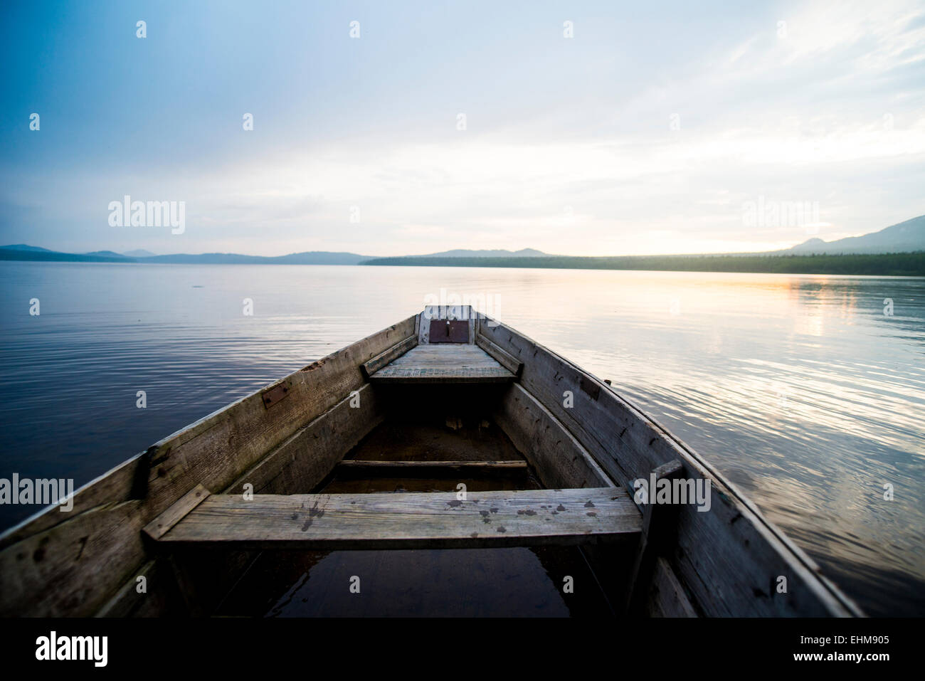 Verfallenes Boot auf abgelegenen See Stockfoto