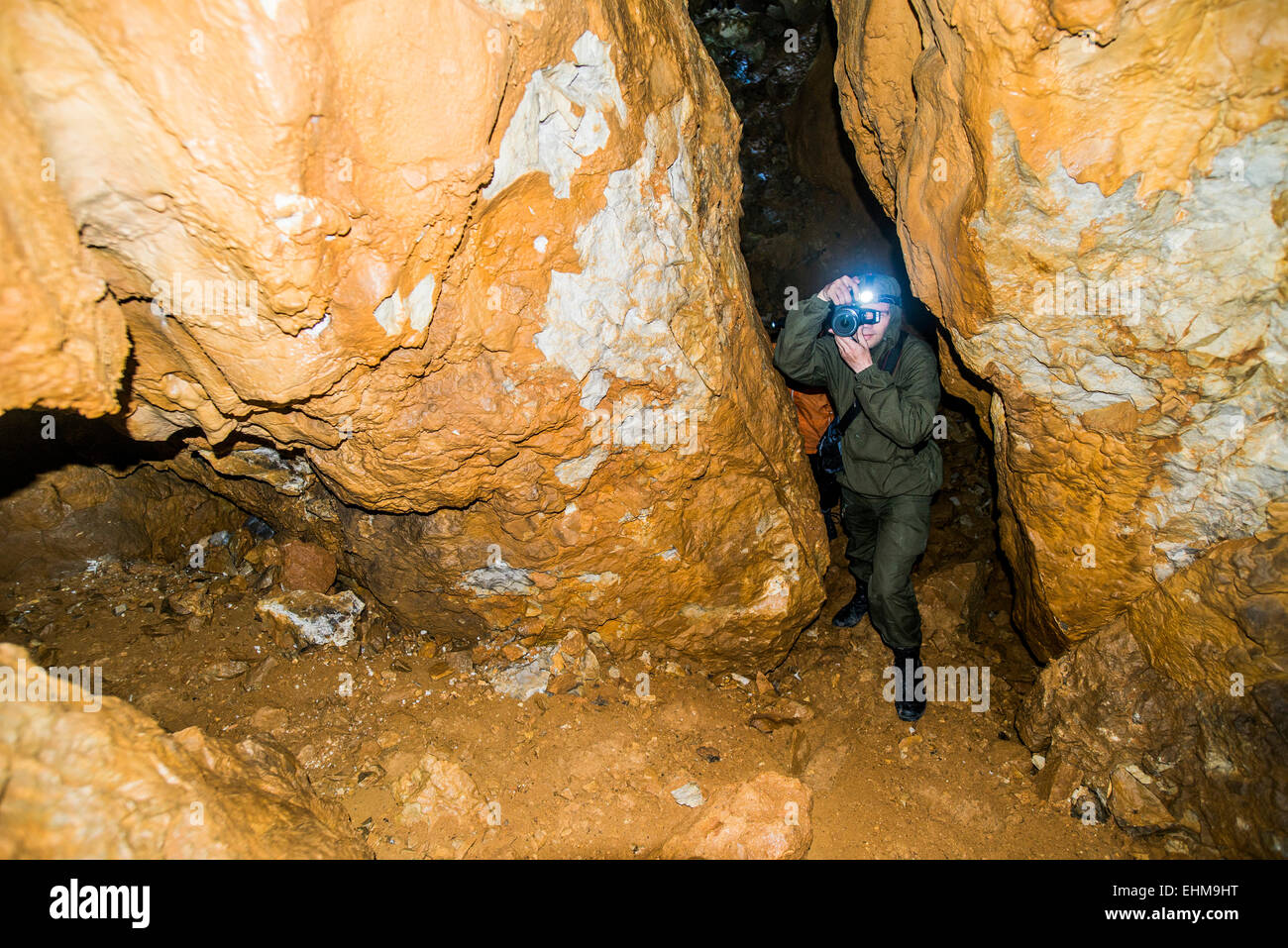 Kaukasischen Mann nehmen Foto in Bildung Felsenhöhle Stockfoto