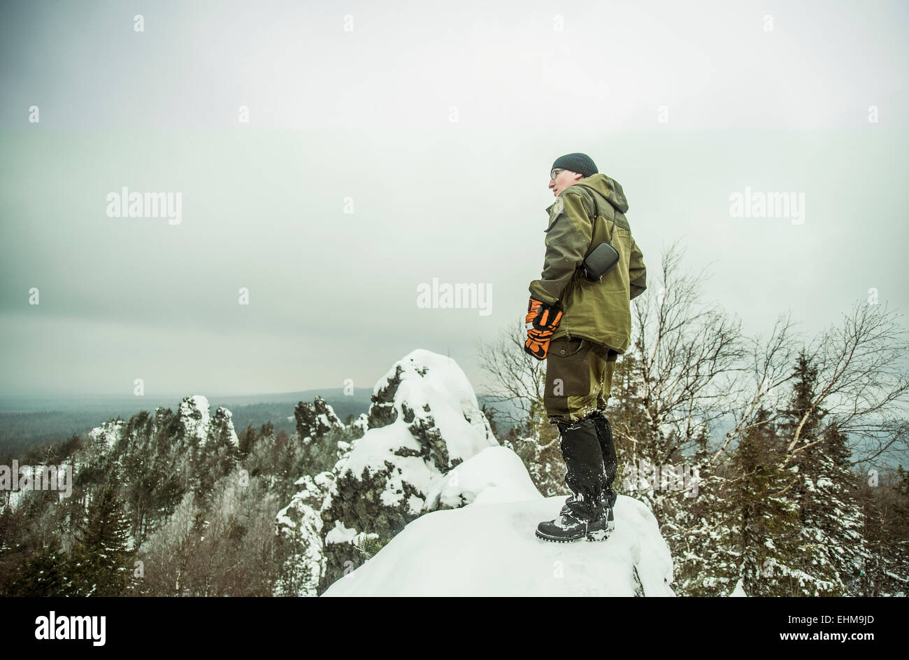 Kaukasische Wanderer stehend auf verschneiten Hügel Stockfoto