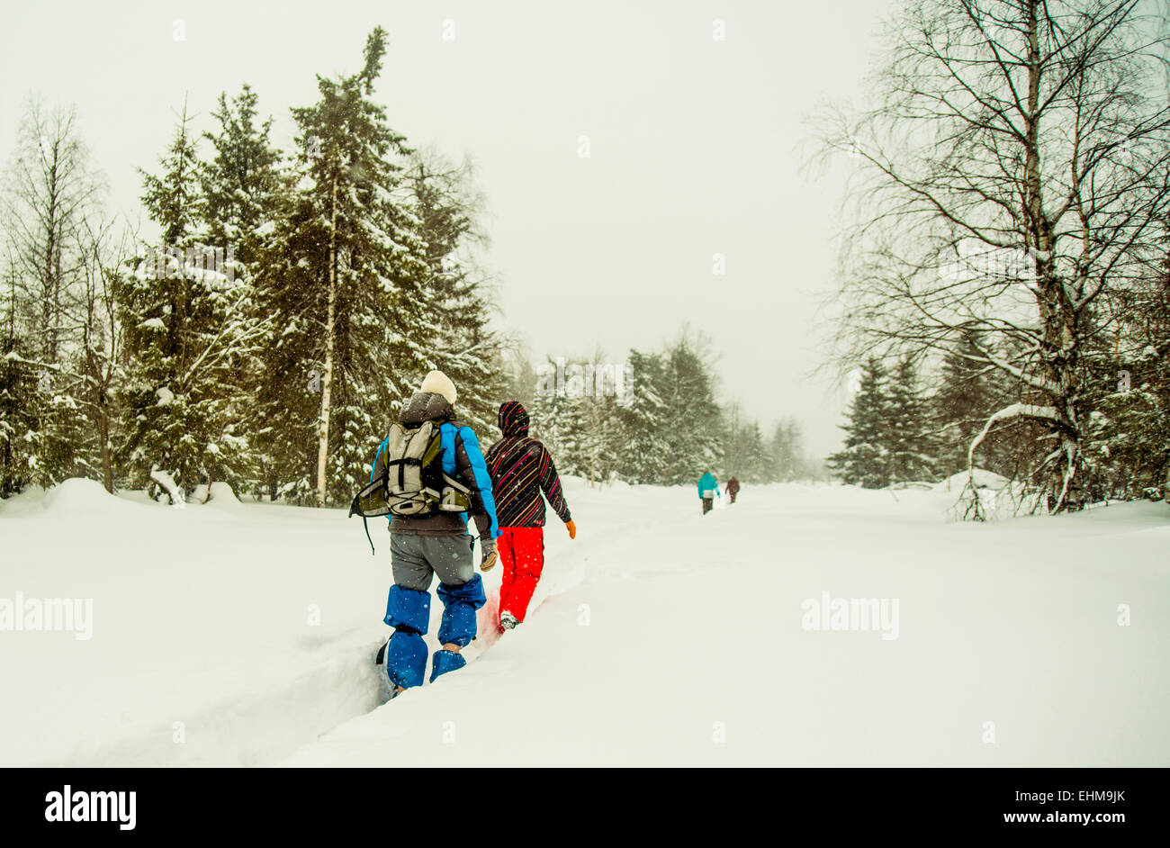 Kaukasische Wanderer zu Fuß im Tiefschnee Stockfoto