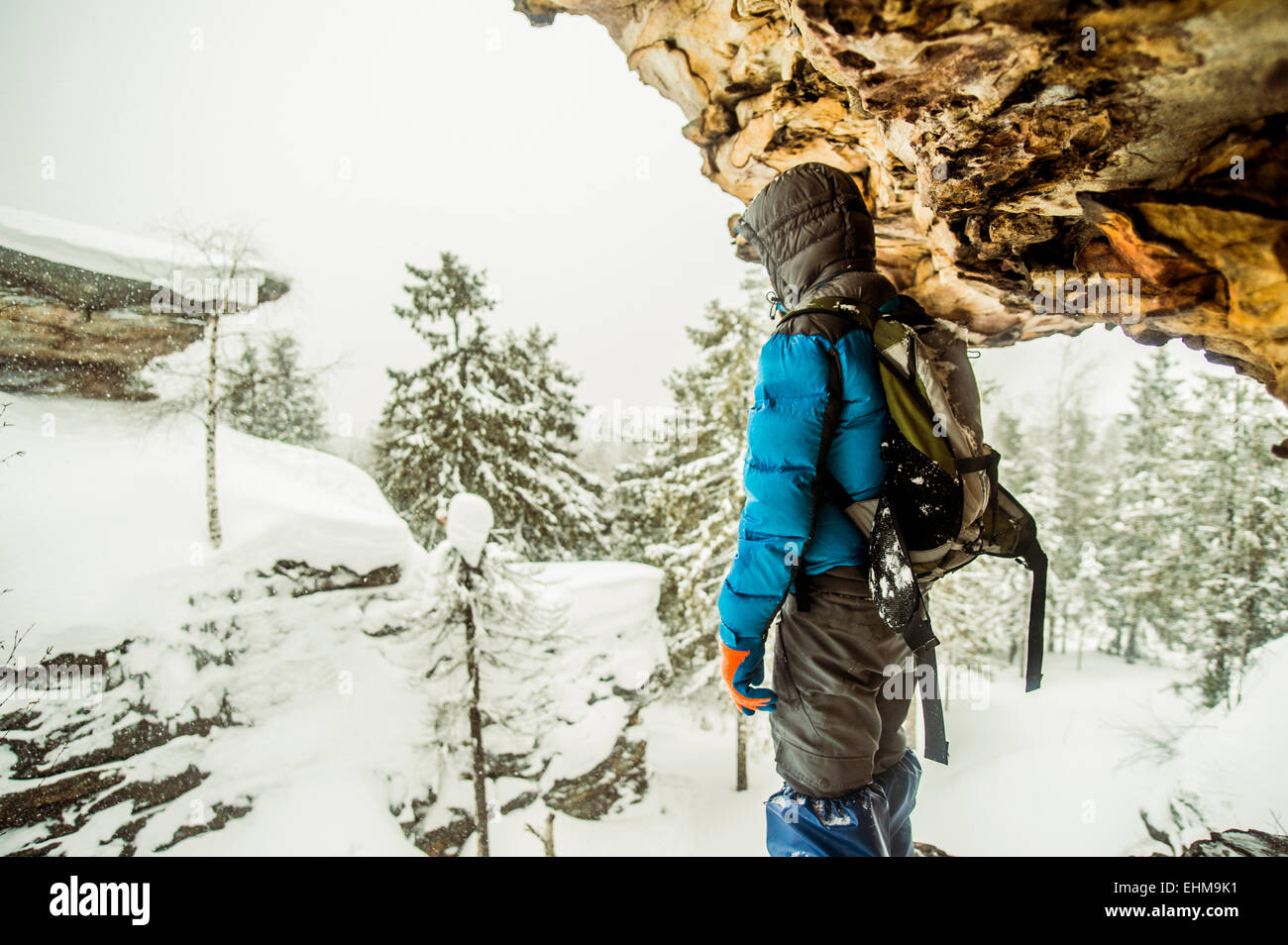 Kaukasische Wanderer stehend auf verschneite Felsformationen Stockfoto