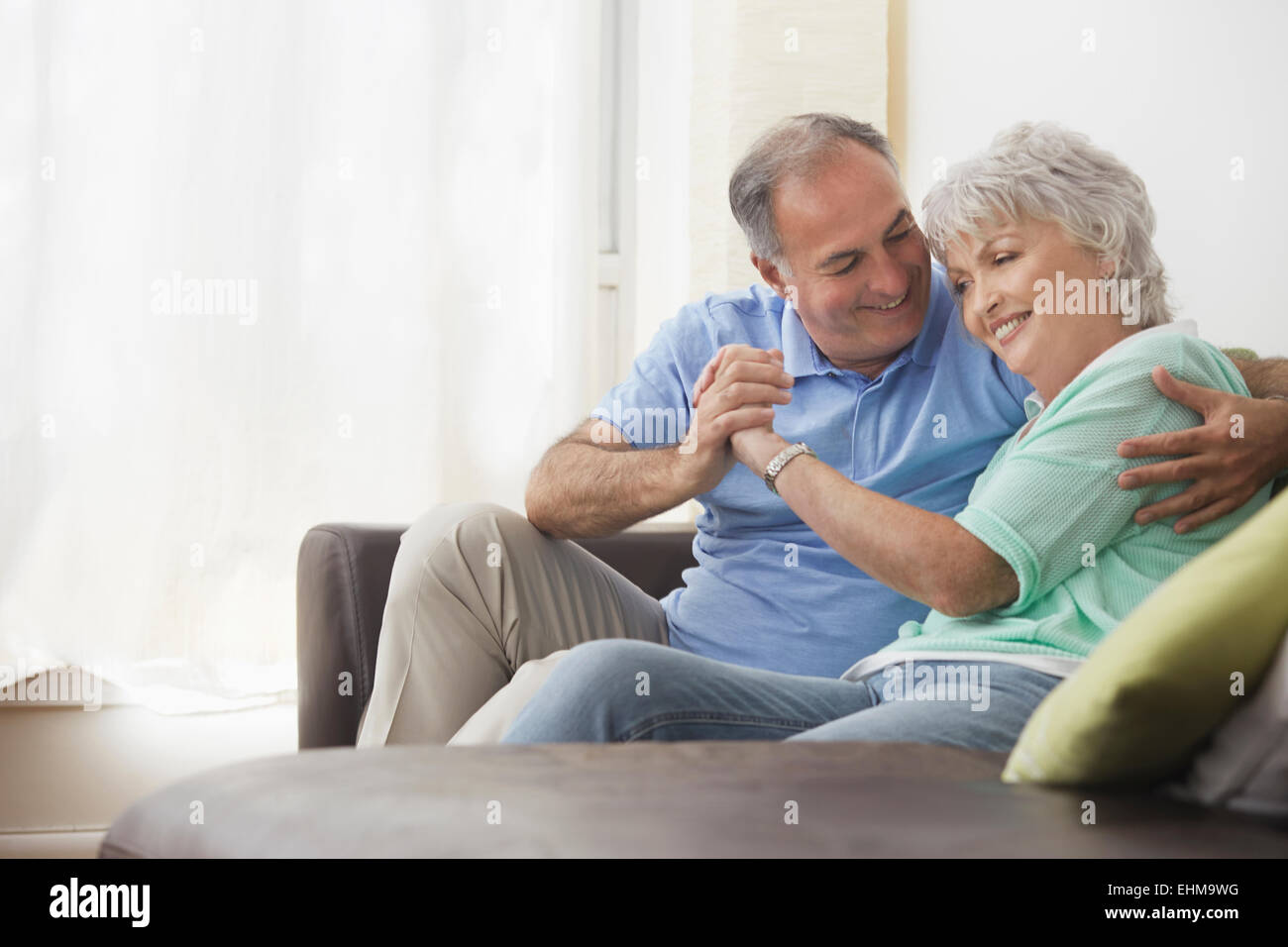 Älteres Ehepaar entspannend auf sofa Stockfoto