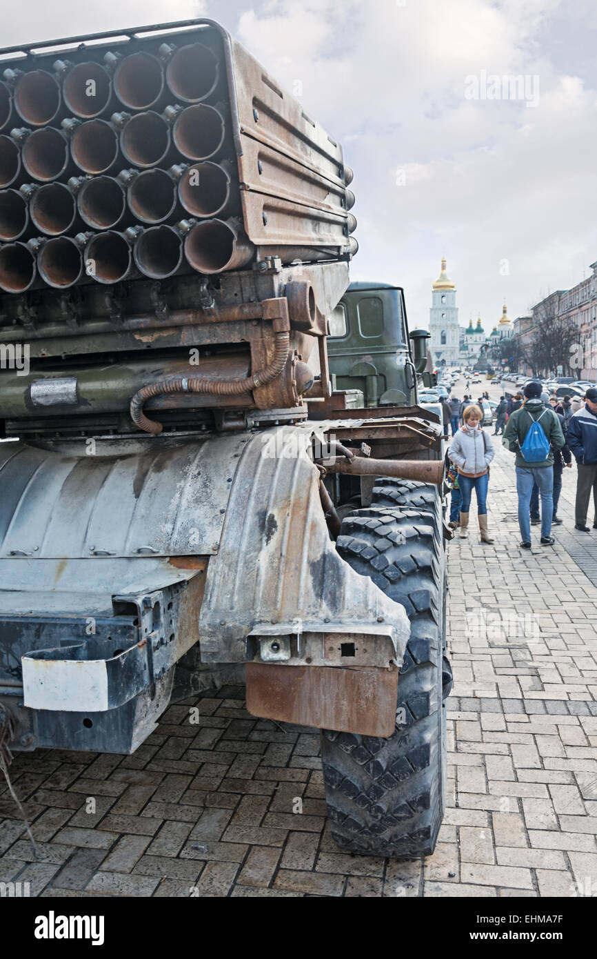 Kiew, UKRAINE - 25 FEB: Ausstellung "Anwesenheit" in Kiew eröffnet. Seine Ausstellungen waren Trophäe Militärausrüstung, die Separatisten der Stadt Donbass geschält, Beweise für die Anwesenheit der russischen Truppen in der Ukraine, 25. Februar 2015. Stockfoto